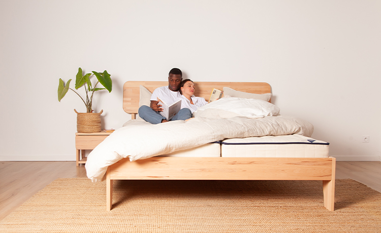 Image représentant un couple allongé sur un matelas Cosme en latex naturel
