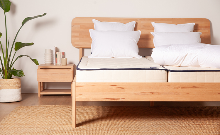 Matelas en latex naturel posé sur un sommier à lattes pour une ventilation optimale.