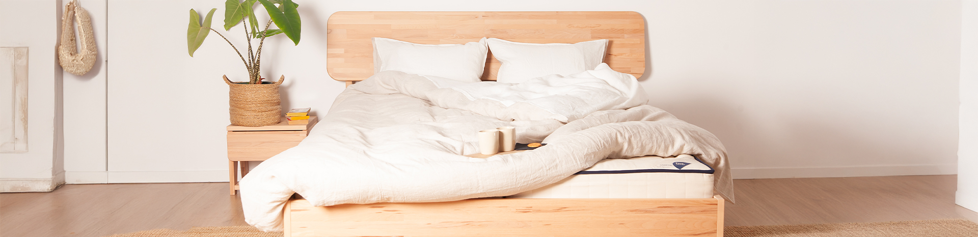 Lit queen size 160x200 cm avec une couette bien dimensionnée et une belle retombée.