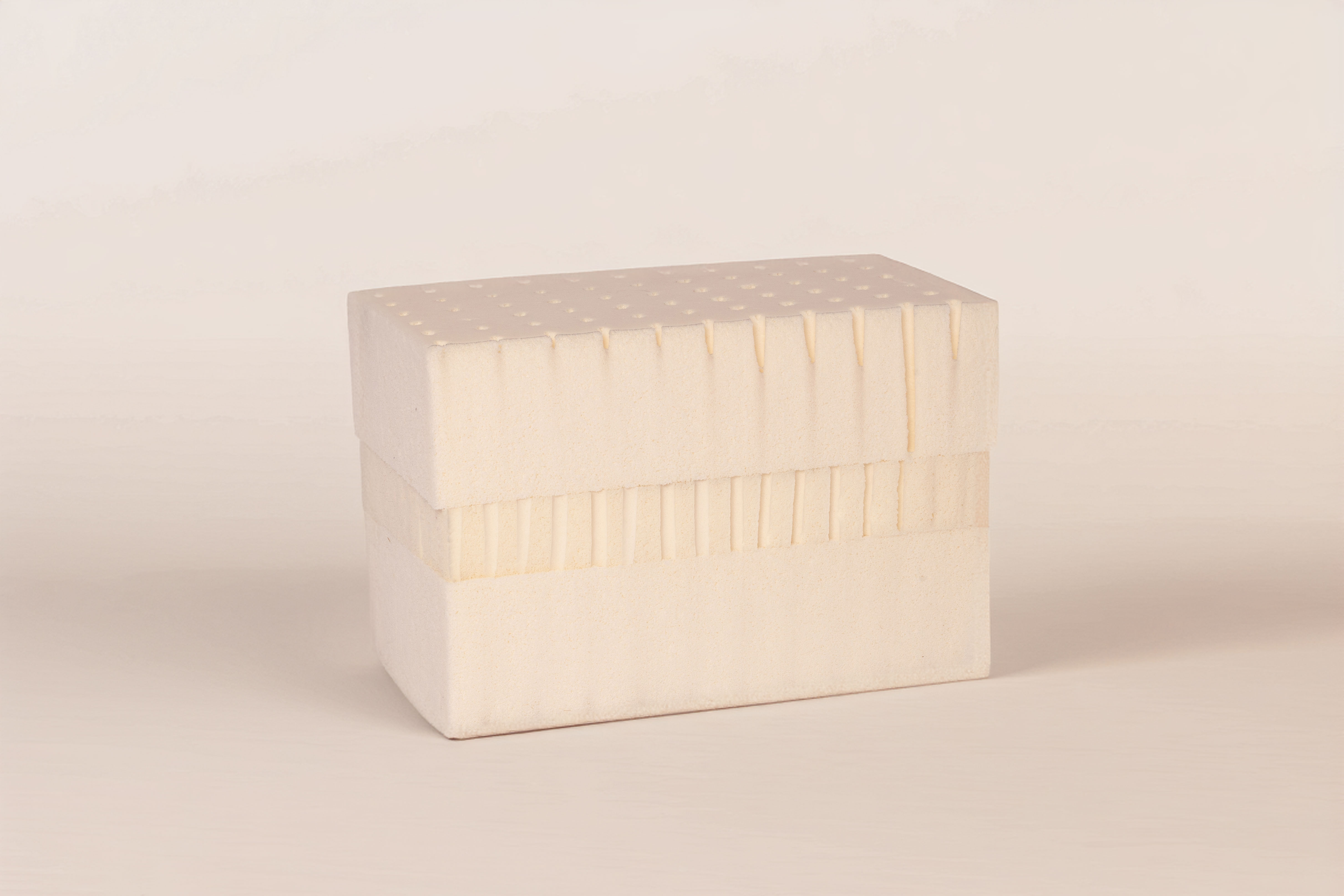 Démonstration de la souplesse d'un matelas en latex naturel.