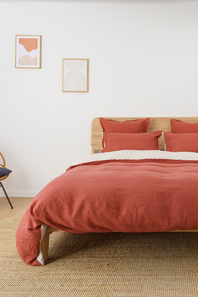 Belle parure de lit avec une housse de couette ajustée sur un lit queen size.