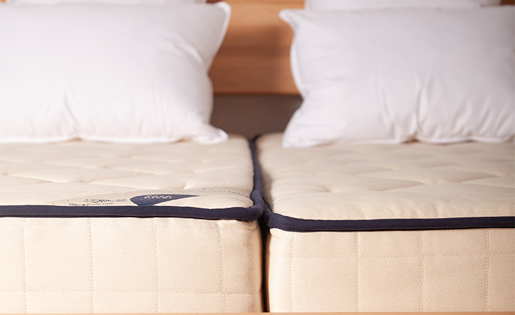 Lit bois avec deux matelas indépendant.