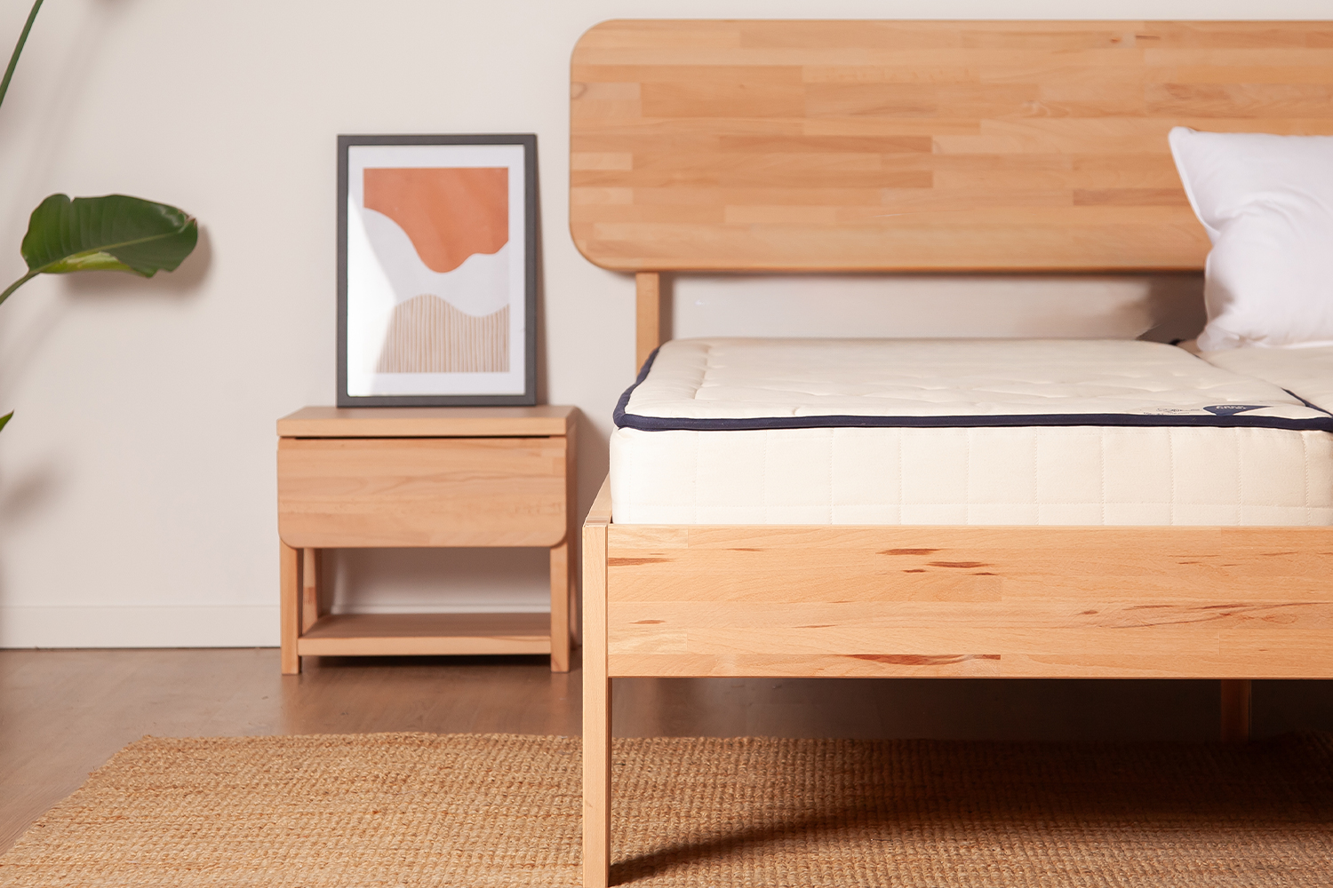 matelas en latex naturel sur un lit bois massif