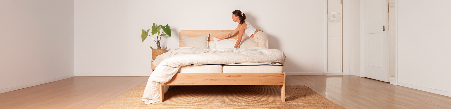 Ensemble literie complet avec matelas et sommier Cosme en bois.