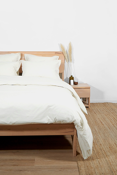 Schéma ou photo illustrant le débordement idéal d'une couette sur un lit.