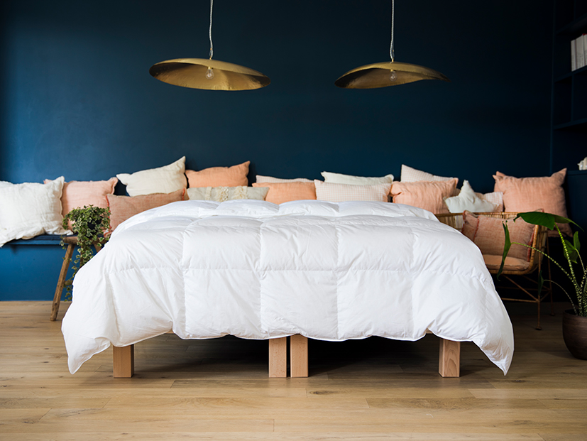 Couette d'hiver bien dimensionnée avec une belle retombée sur un lit double.