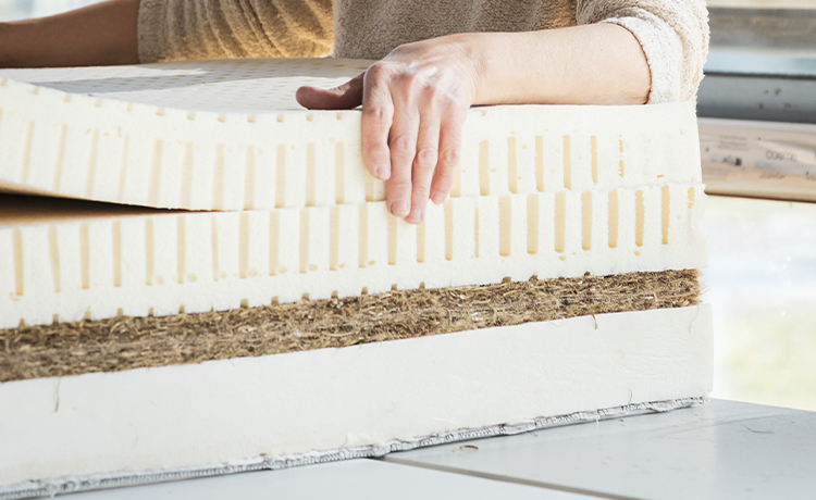 image de la fabrication d'un matelas naturel Cosme