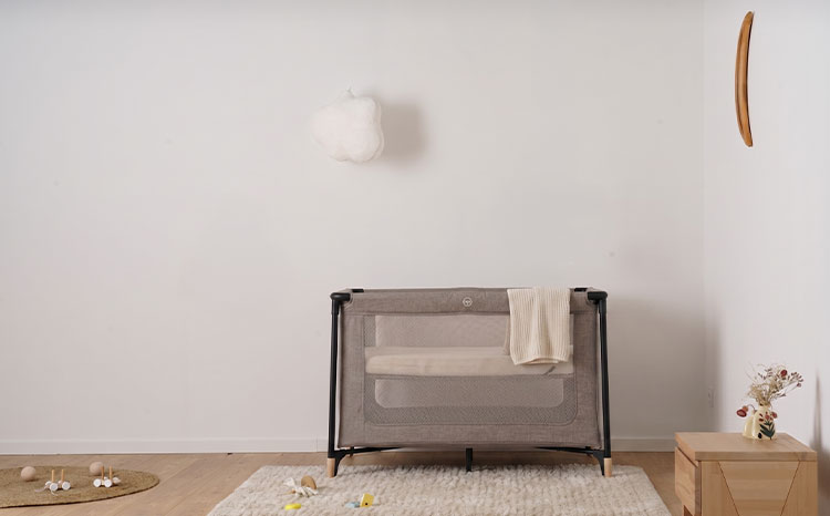 Lit parapluie sécurisé et équipé de draps en coton naturel pour bébé