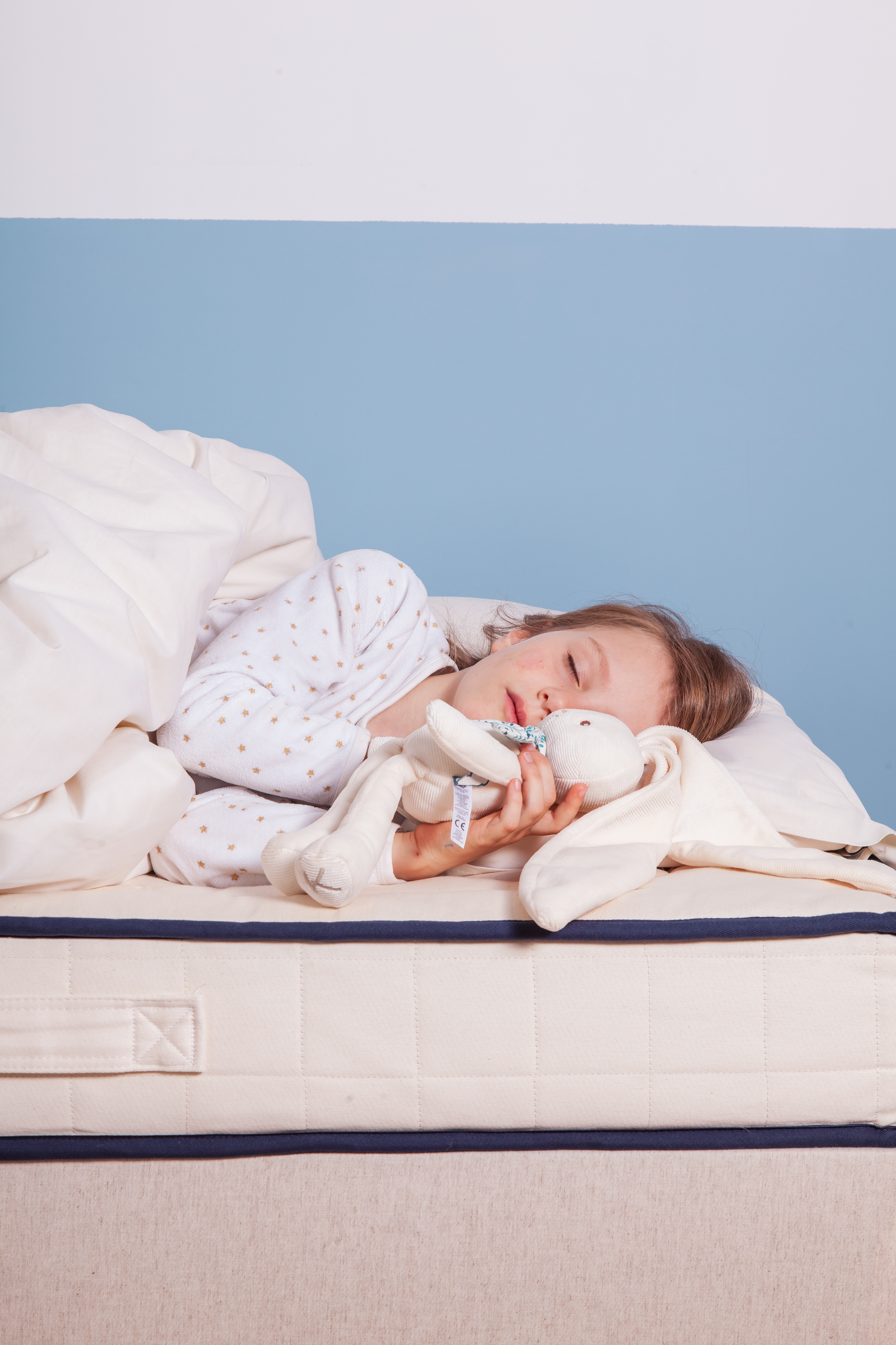 Enfant dormant paisiblement dans un lit douillet