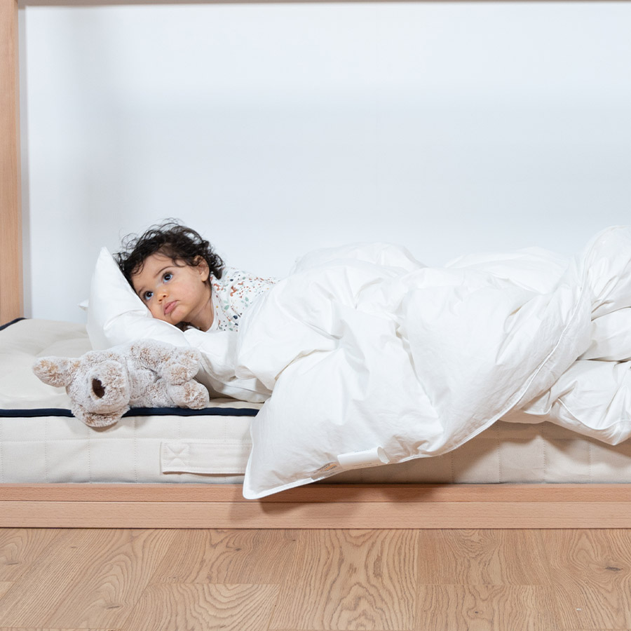 image représentant une enfant dans une couette Le Petit Cosme pour illustrer le pack été couette et oreiller enfant