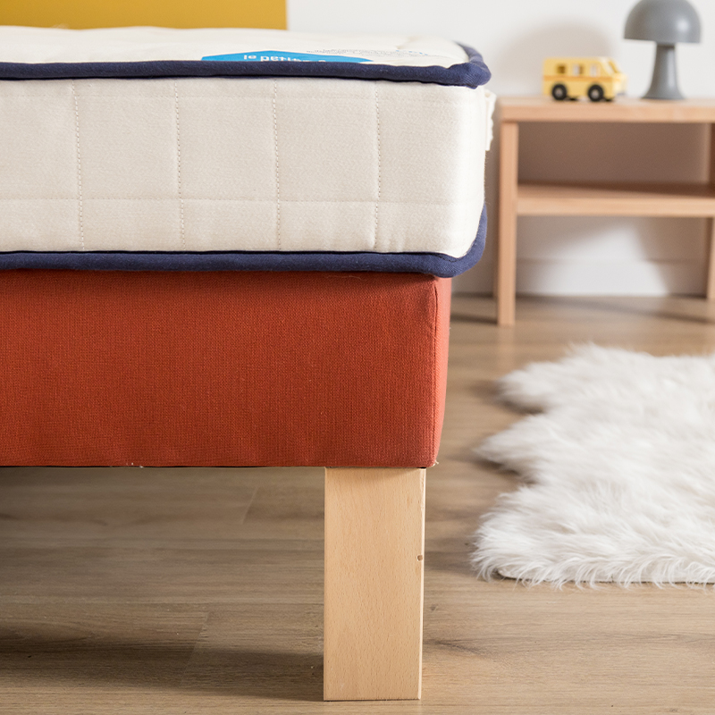 image représentant un zoom sur un matelas Le Petit Cosme posé sur un sommier terracotta
