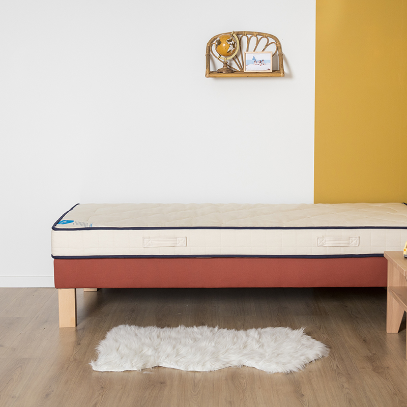 image représentant un sommier tapissier terracotta avec un matelas en latex naturel Cosme