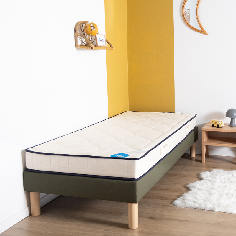 image représentant un sommier tapissier vert bouteille avec un matelas en latex naturel Cosme