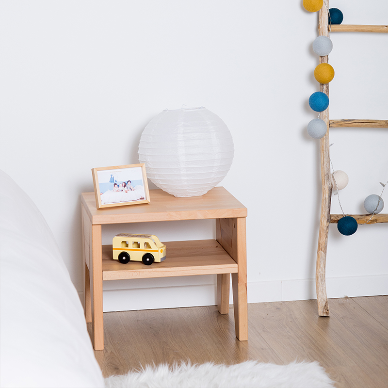 Image représentant la table de chevet Cosme dans une chambre d'enfant
