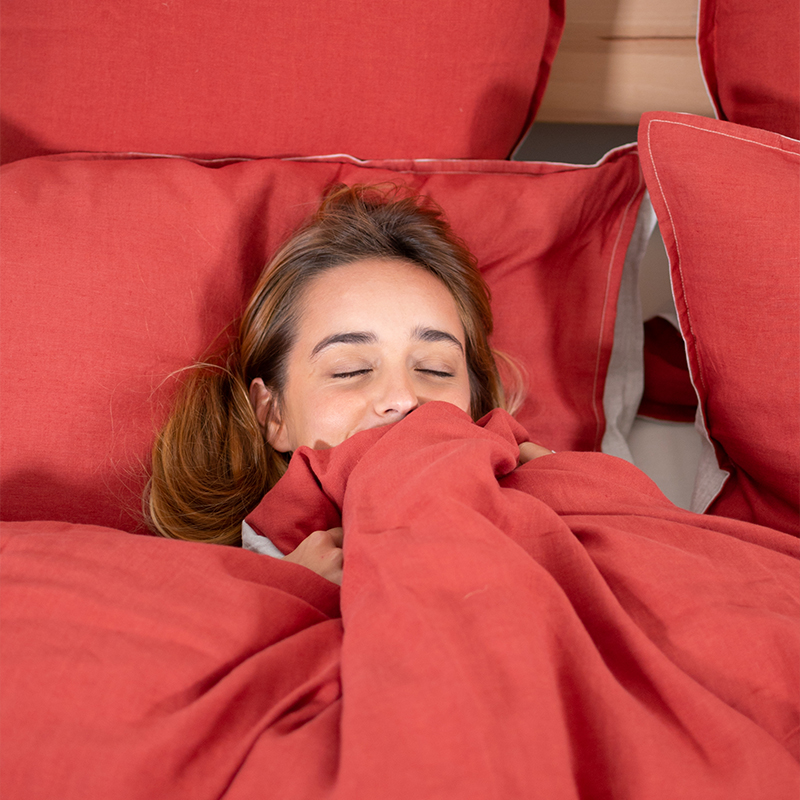 sommier tapissier avec un les pieds rectangulaires