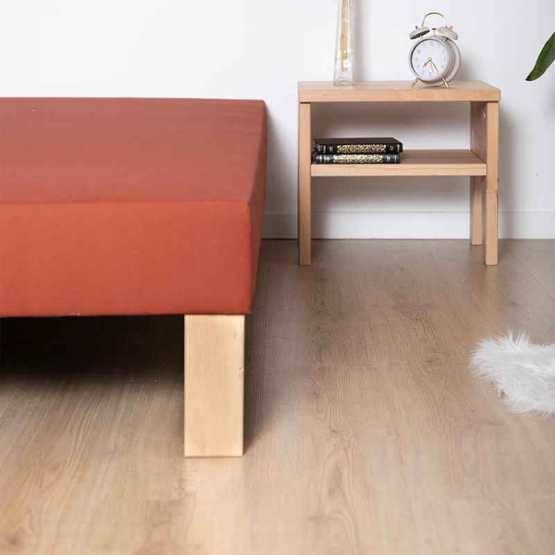 sommier tapissier avec un les pieds cylindrique et un matelas