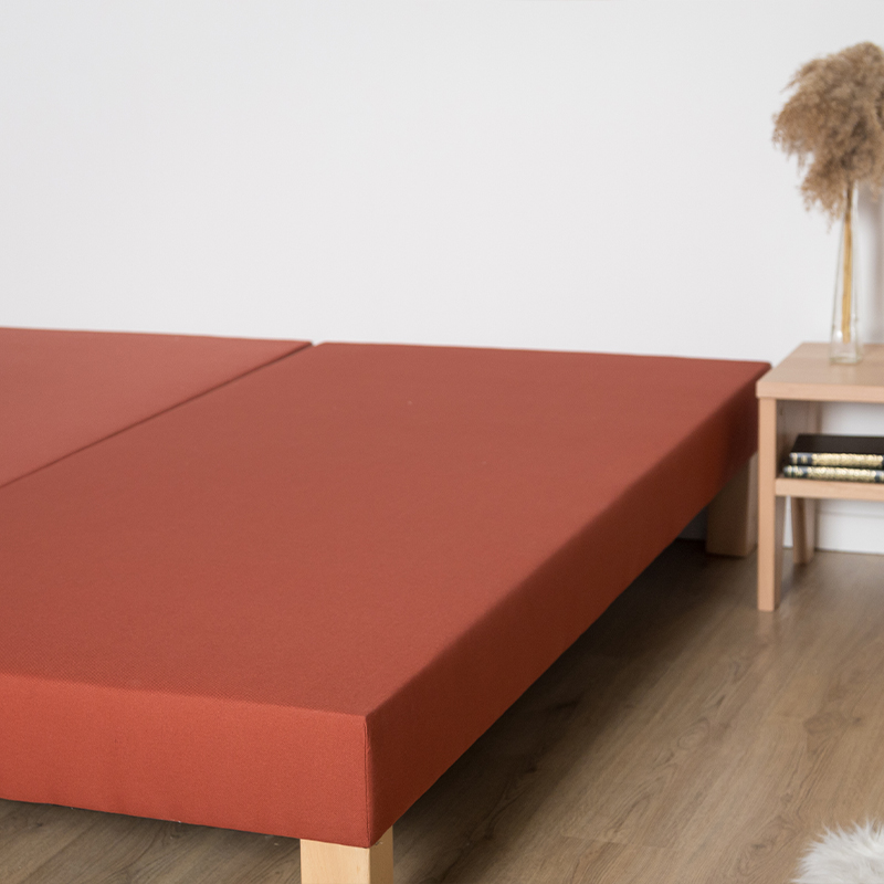 sommier tapissier avec un les pieds cylindriques avec un matelas cosme et les pieds humains