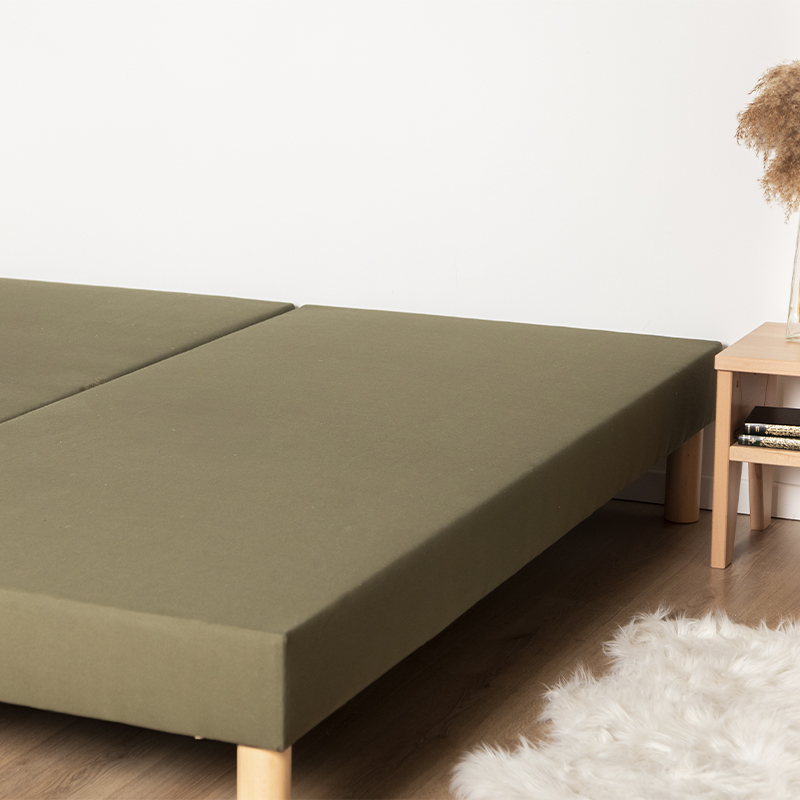 sommier tapissier avec un les pieds cylindrique et un matelas