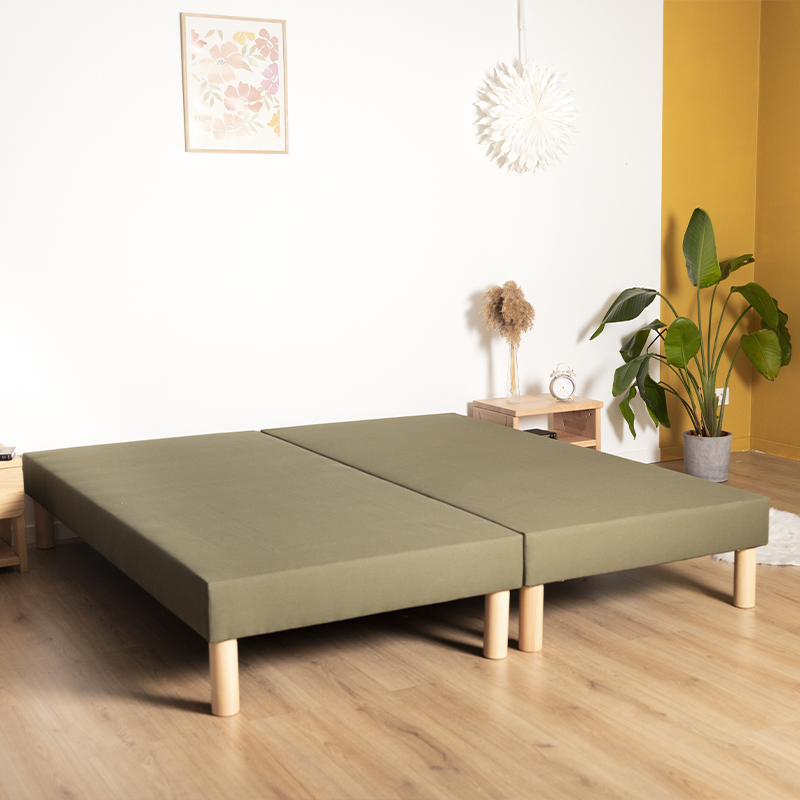sommier tapissier avec les pieds rectangulaires