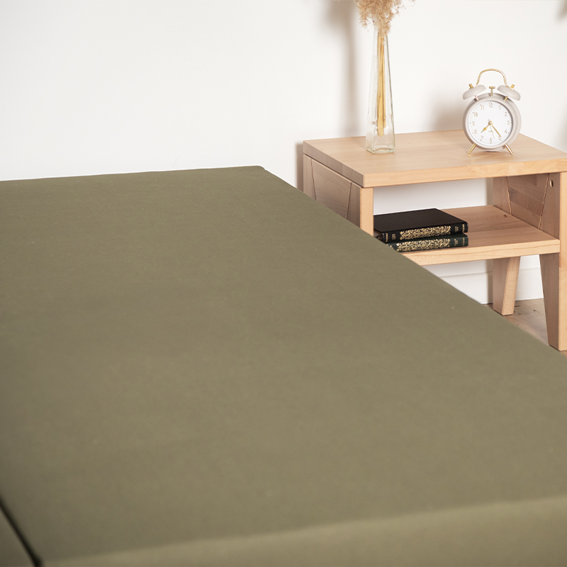 sommier tapissier avec un les pieds cylindriques avec un matelas cosme et les pieds humains