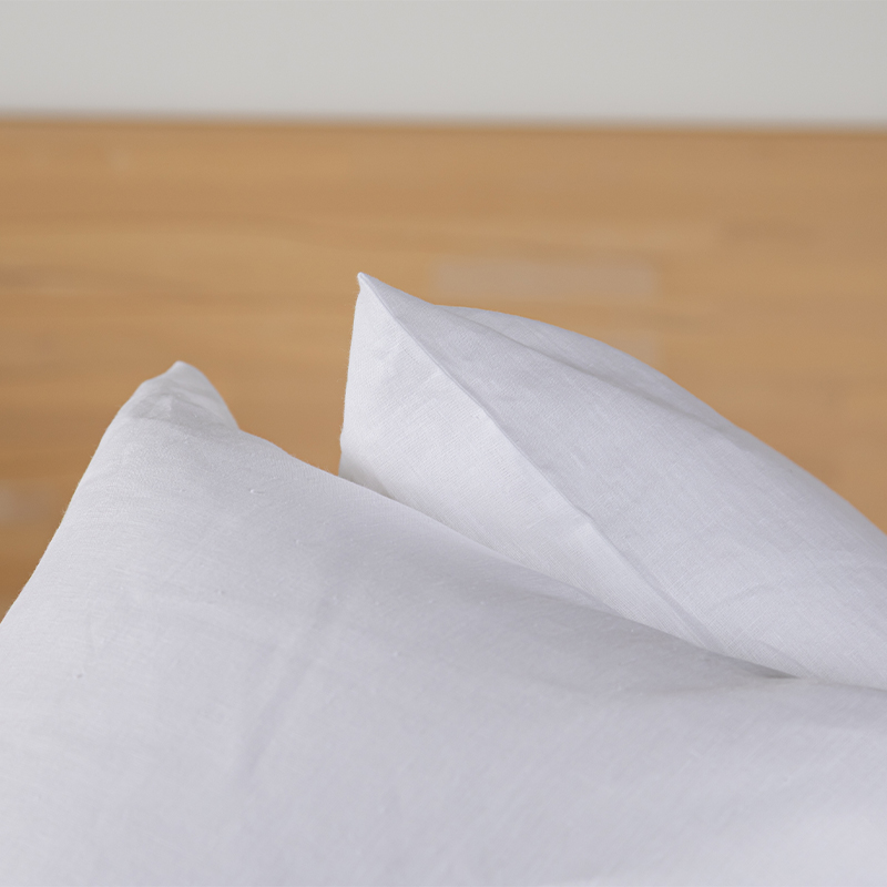 Drapé élégant et froissé naturel du lin lavé blanc ou naturel