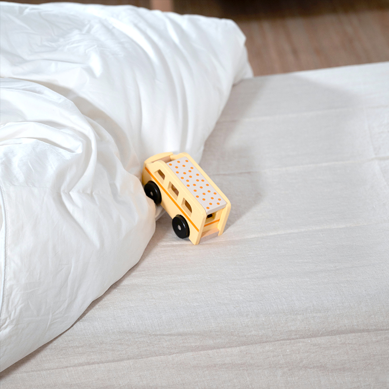 image représentant une main posée sur un oreiller en latex Cosme