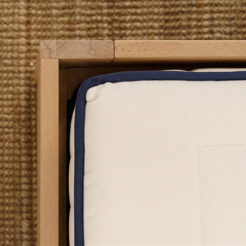 2 matelas naturels 80 x 200 cm installés dans un sommier bois Cosme et table de nuit assortie