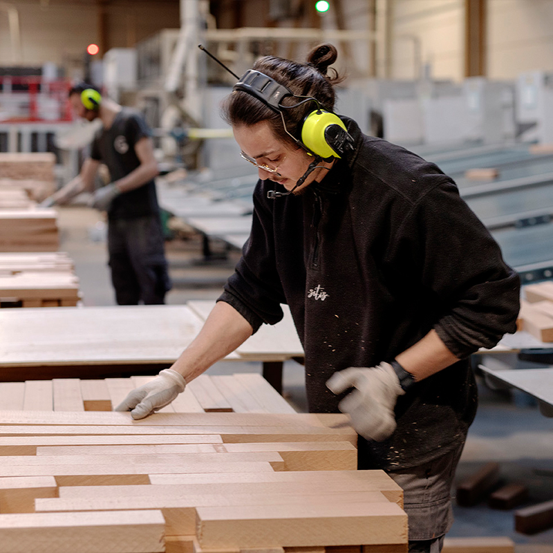 image représentant un artisant fabricant le sommier bois Cosme en Normandie