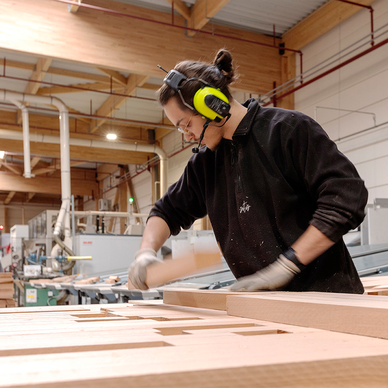 Image représentant l'atelier de fabrication des sommiers et table de chevet en hêtre Cosme