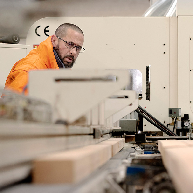Image représentant un artisan travaillant dans l'atelier de fabrication des sommiers et table de chevet en hêtre Cosme