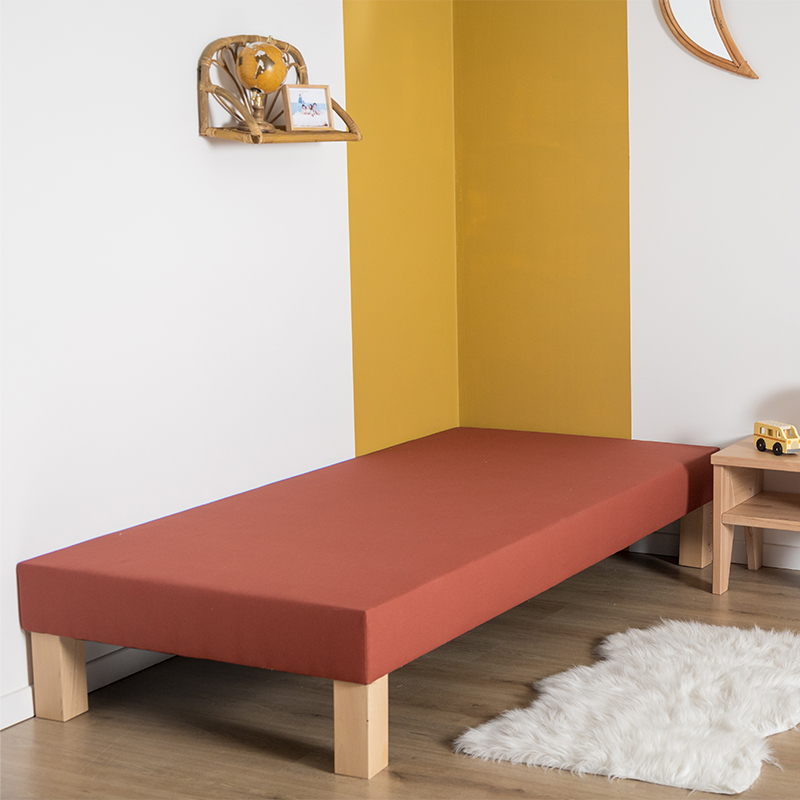 image représentant un sommier tapissier avec les pieds de formes ovales