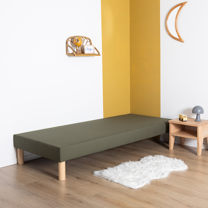 image représentant un sommier tapissier avec les pieds de formes rectangulaires