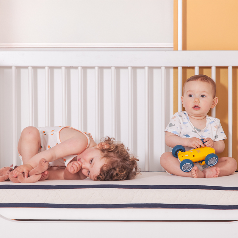 Un bébé dormant paisiblement sur un matelas Le Petit Cosme